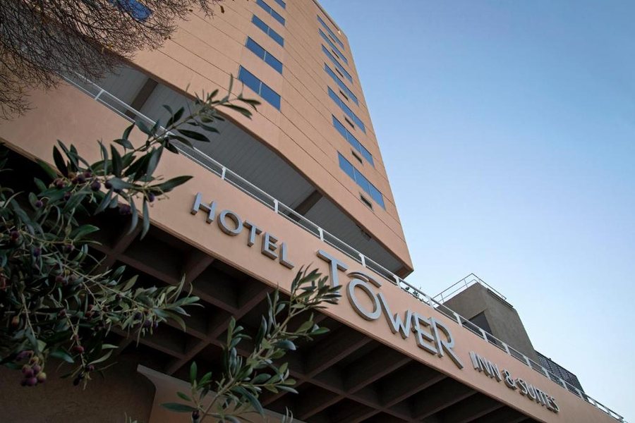 Fachada del Hotel Tower Inn & Suites en San Rafael